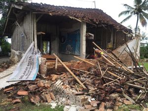 Hujan Angin, Dua Rumah Warga Jembrana Roboh Hujan Angin, Dua Rumah Warga Jembrana Roboh