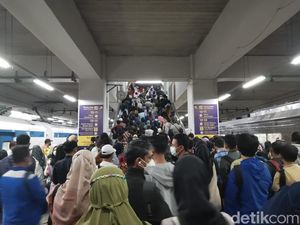 Situasi Stasiun Manggarai Jam Pulang Kerja Hari Ini, Masih Horor?