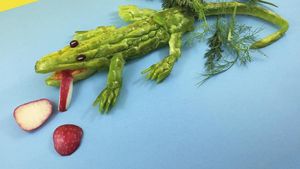 Kreatif! Buah dan Sayuran Ini Dipahat Jadi Karya Seni yang Keren