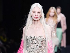 Momen Model Jatuh di Fashion Show Valentino, Akhirnya Copot Sepatu