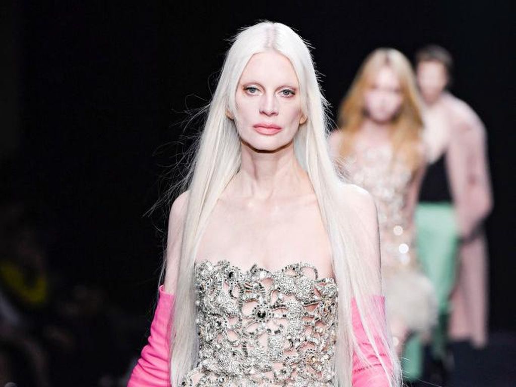 Momen Model Jatuh di Fashion Show Valentino, Akhirnya Copot Sepatu Momen Model Jatuh di Fashion Show Valentino, Akhirnya Copot Sepatu