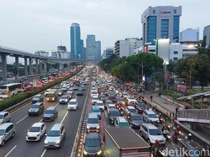 Jalan Gatsu Arah Cawang Padat Merayap Malam Ini