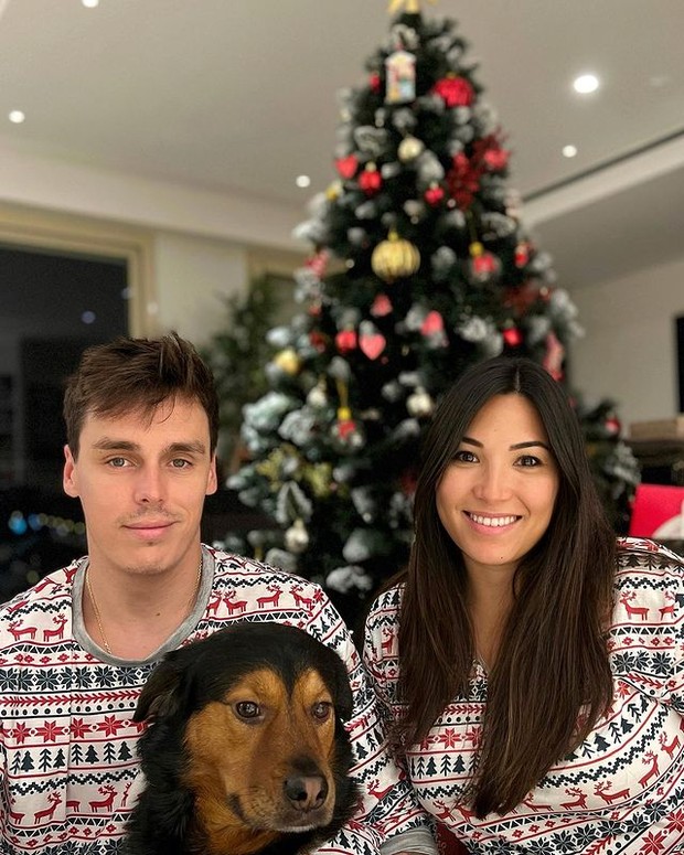 Louis Ducruet Potret Louis dan Marie Ducruet Merayakan Hari Natal bersama Anjing Peliharaan