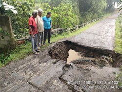 Lubang Menganga di Jembatan Desa, Pemotor-Bocah Sempat Terperosok