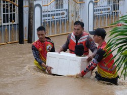 6 Balita hingga Lansia Terjebak Banjir Manado Dievakuasi Petugas