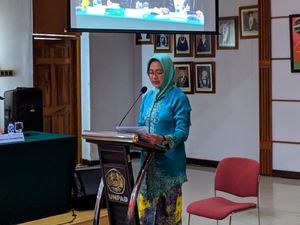 Eks Walkot Tangsel Airin Raih Gelar Doktor Ilmu Hukum Cumlaude dari UNPAD