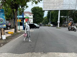 Manusia Silver Mulai Terlihat Banyak di Jalanan Kota Pasuruan