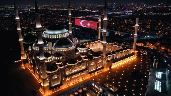 Masjid Agung di Turki Bersinar Saat Peringati Laylat al-Raghaib