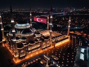 Masjid Agung di Turki Bersinar Saat Peringati Laylat al-Raghaib