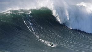 Memacu Adrenalin, Menantang Ombak Monster Nazare di Portugal
