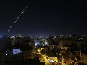 Balas Serangan Roket, Israel Gempur Kompleks Hamas di Gaza