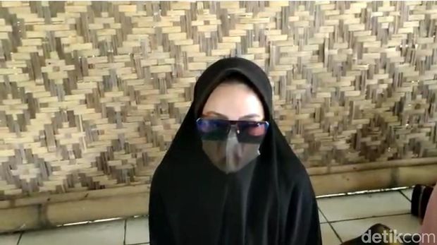 Nur, istri pemilik Sedan Audi A8.