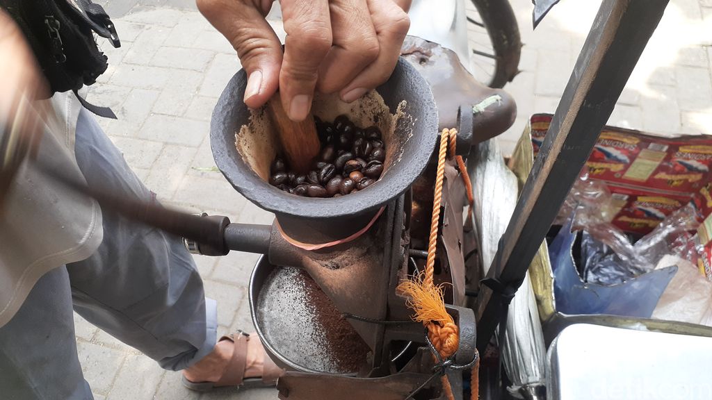 Pedagang kopi keliling naik sepeda, Pak Yanto, saat ditemui di Pasar Pedurungan, Kota Semarang, Jumat (27/1/2023).