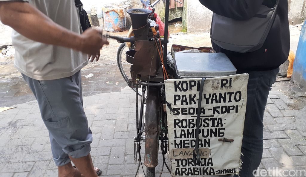 Pedagang kopi keliling naik sepeda, Pak Yanto, saat ditemui di Pasar Pedurungan, Kota Semarang, Jumat (27/1/2023).
