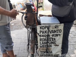 Pedagang Kopi Keliling Legendaris di Semarang, 32 Tahun Jualan Pakai Sepeda