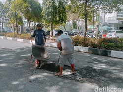 Jalan Berlubang di Banda Aceh Mulai Diperbaiki