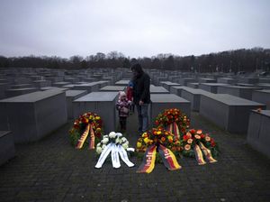 Peringati Hari Holocaust, Bunga Duka Iringi Makam Yahudi di Jerman Peringati Hari Holocaust, Bunga Duka Iringi Makam Yahudi di Jerman