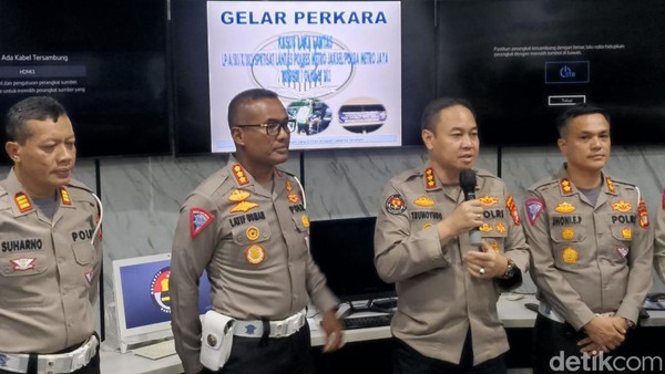 Polda Metro Jaya menjelaskan kasus kecelakaan melibatkan purnawirawan polisi yang menyebabkan mahasiswa UI tewas di Jaksel. Polda Metro Jaya menjelaskan kasus kecelakaan melibatkan purnawirawan polisi yang menyebabkan mahasiswa UI tewas di Jaksel.