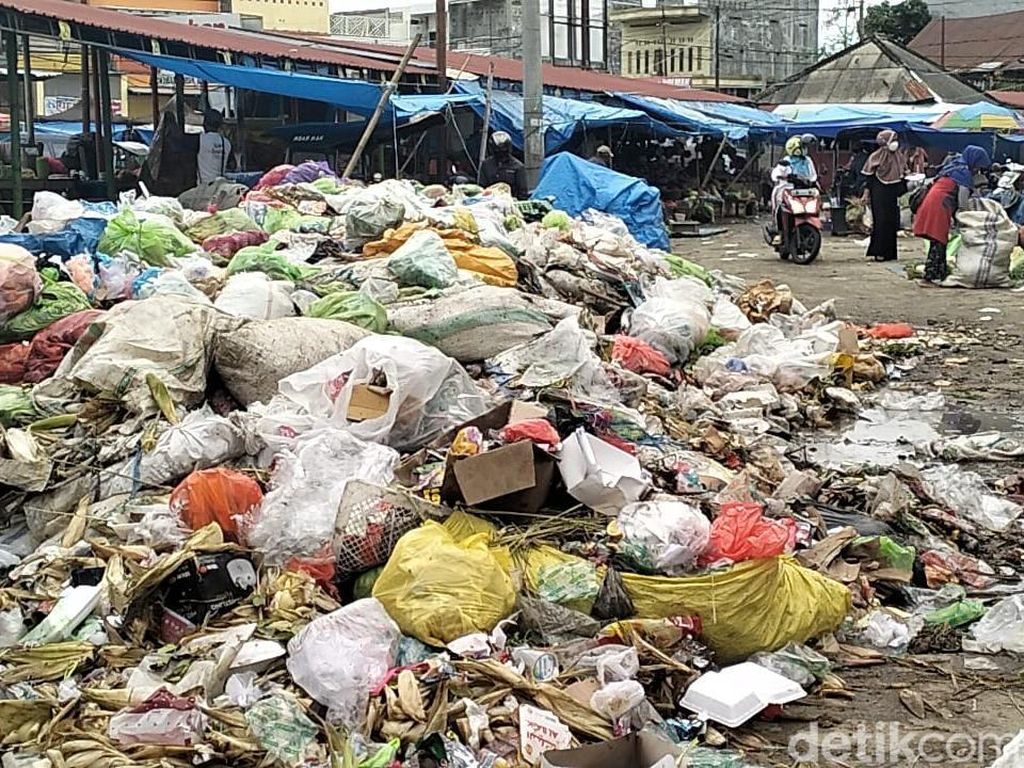 Sampah Menumpuk di Pasar Wonomulyo Polman, Pedagang Keluhkan Bau Busuk