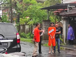 Polisi Rekonstruksi Kasus Pembunuhan Wanita MiChat di Kos Denpasar