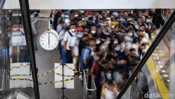 Potret Padatnya Stasiun Manggarai di Jam Pulang Kerja