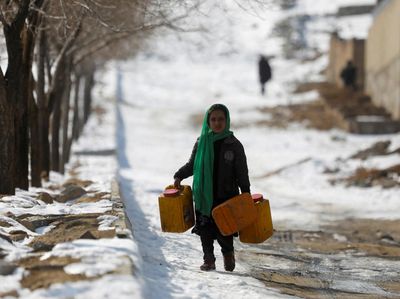 Potret Perjuangan Anak-anak Afghanistan Hangatkan Diri di Musim Dingin