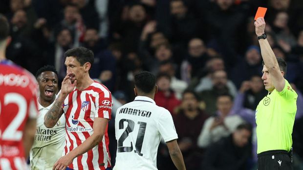 Spanish referee Cesar Soto Grado (R) gives a red card to Atletico Madrid's Montenegrin defender Stefan Savic (2nd-L) during the Copa del Rey (King's Cup), quarter final football match between Real Madrid CF and Club Atletico de Madrid at the Santiago Bernabeu stadium in Madrid on January 26, 2023. (Photo by Thomas COEX / AFP) (Photo by THOMAS COEX/AFP via Getty Images)
