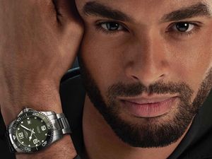 Rege-Jean Page The Bridgerton, Pria dengan Wajah Paling Sempurna di Dunia Rege-Jean Page The Bridgerton, Pria dengan Wajah Paling Sempurna di Dunia