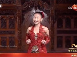 Rossa Bawakan Lagu Bengawan Solo di Stasiun TV China, Menawan Berkebaya Merah
