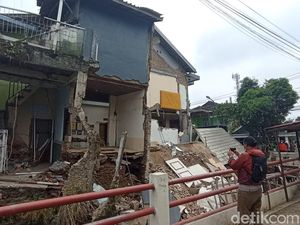 Brukk! Rumah Mewah 2 Lantai di Cimahi Tetiba Ambruk Bikin Heboh