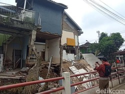 Brukk! Rumah Mewah 2 Lantai di Cimahi Tetiba Ambruk Bikin Heboh