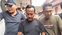 Penampakan Eks Wali Kota Blitar Samanhudi Saat Digiring ke Polda Jatim