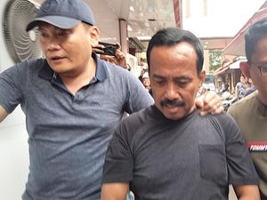 Penampakan Eks Wali Kota Blitar Samanhudi Saat Digiring ke Polda Jatim Penampakan Eks Wali Kota Blitar Samanhudi Saat Digiring ke Polda Jatim