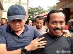 Potret Eks Walkot Blitar Senyum-senyum Saat Tiba di Polda Jatim