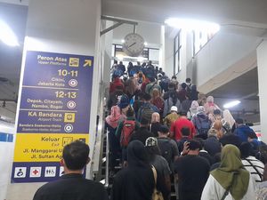 Suasana Antrean Penumpang di Stasiun Manggarai Pagi Ini