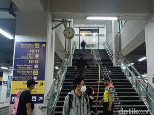 Penumpang Sempat Menumpuk di Stasiun Manggarai, Antrean Kini Terurai Penumpang Sempat Menumpuk di Stasiun Manggarai, Antrean Kini Terurai