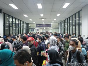 Antrean Penumpang Menumpuk Lagi di Stasiun Manggarai, KCI Beri Penjelasan Antrean Penumpang Menumpuk Lagi di Stasiun Manggarai, KCI Beri Penjelasan