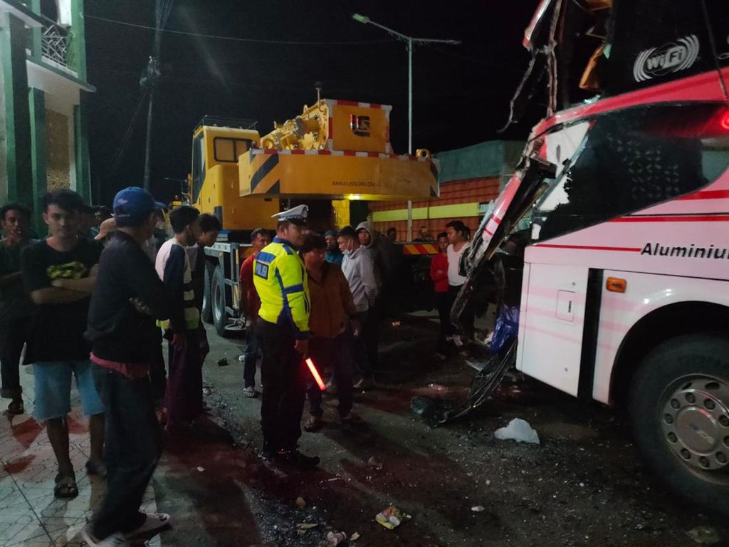 Bus Angkut 27 Penumpang di Barru Tabrak Truk Crane, 3 Orang Luka