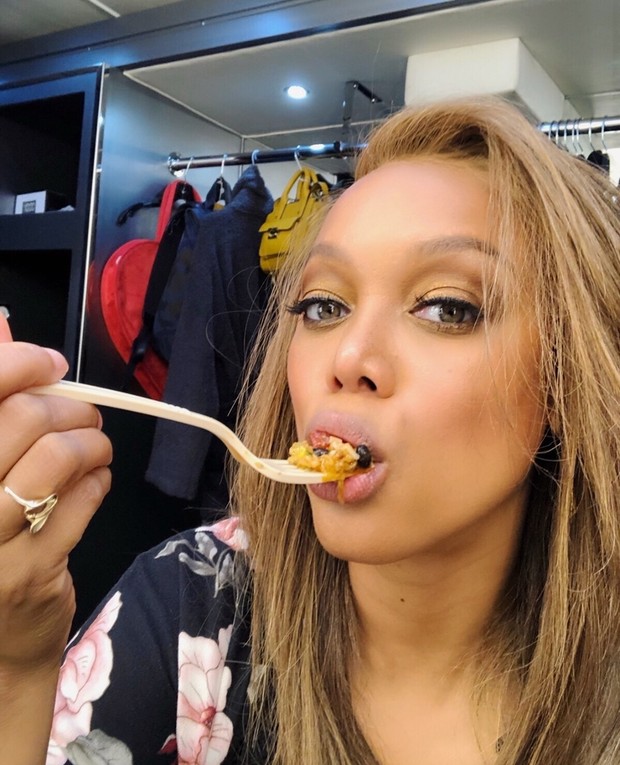 Tyra Banks Sarapan dengan protein yang cukup.