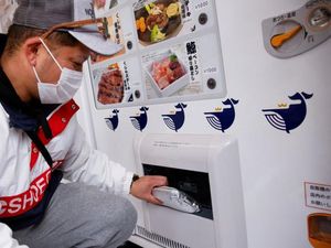 6 Vending Machine di Jepang Ini Viral Jual Daging Babi Hutan hingga Buaya 6 Vending Machine di Jepang Ini Viral Jual Daging Babi Hutan hingga Buaya