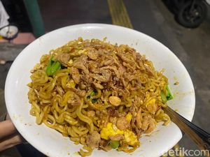 Viral di TikTok, Makan di Warmindo Ini Harus Antre Berjam-jam!