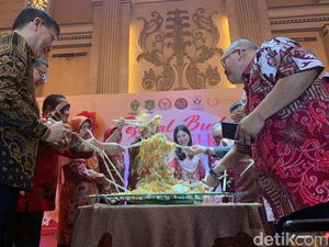 Angela Tanoesoedibjo Racik Yee Sang di Festival Budaya Tionghoa Sumut