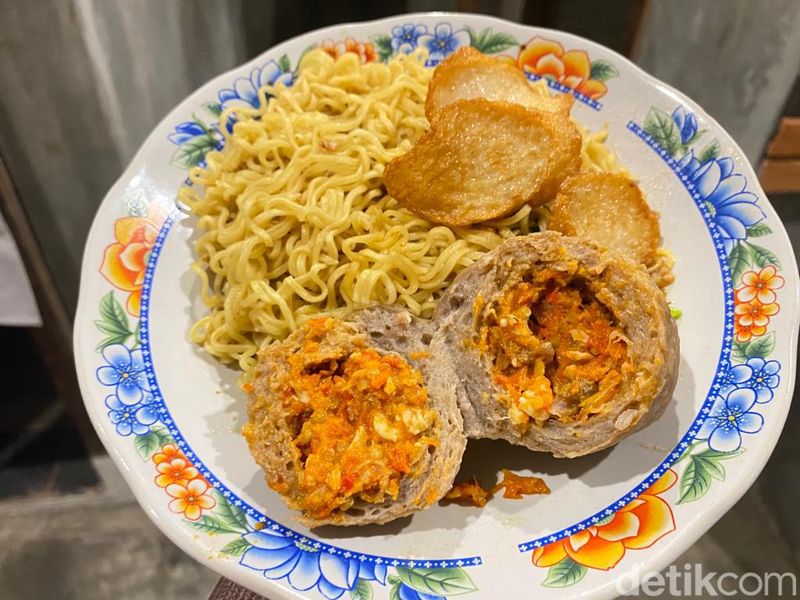 Warmindo Poernama : Asyiknya Memilih sendiri Sendiri Mie Instan dan Topping di Warmindo Vintage