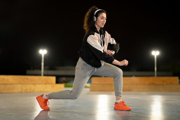 workout/foto: freepik.com/freepik workout di malam hari bisa membantu rileksasi tubuh serta pikiran loh