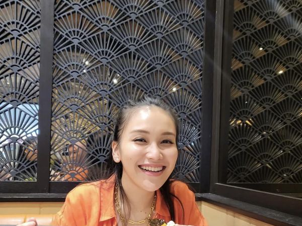 10 Momen Ayu Ting Ting Saat Santap Makanan Korea dan Jepang