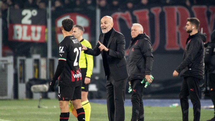 ROME, ITALY - JANUARY 24: Stefano Pioli manager of AC Milan gestures during the Serie A match between SS Lazio and AC MIlan at Stadio Olimpico on January 24, 2023 in Rome, . (Photo by Ivan Romano/Getty Images)