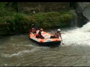 Tim SAR Fokus Lokasi Penemuan Seragam-Jas Hujan Bocah Tercebur Selokan Tim SAR Fokus Lokasi Penemuan Seragam-Jas Hujan Bocah Tercebur Selokan
