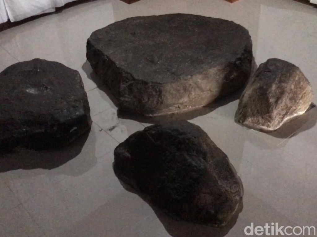Melihat Batu Konon Tempat Sujud Sunan Bonang di Rembang Melihat Batu Konon Tempat Sujud Sunan Bonang di Rembang