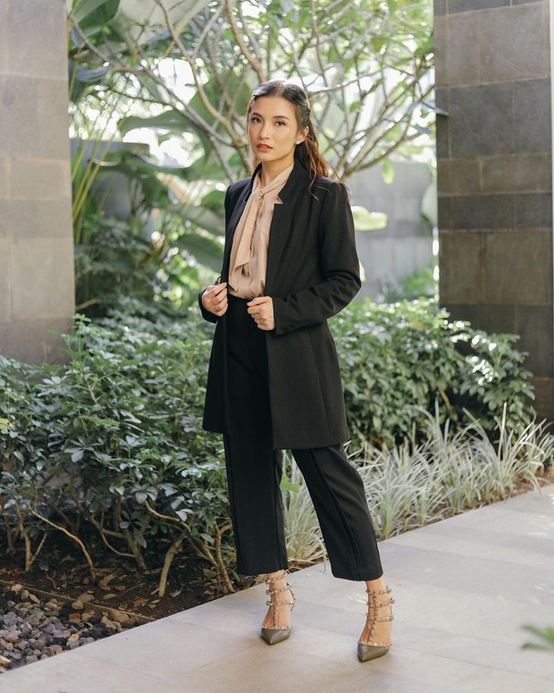 Chelsea Olivia dengan Blazer Hitam/Sumber: IG @chelseaoliviaa