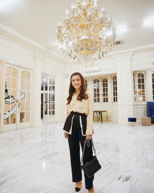 Chelsea Olivia dengan kemeja simpel/Sumber: IG @chelseaoliviaa